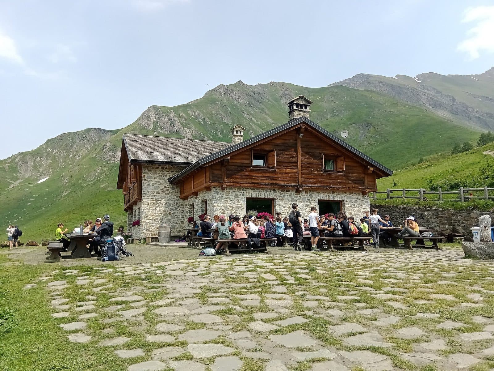 Rifugio Walter Bonatti in Val Ferret — rifugio iconico lungo Alta Via e Tour del Monte Bianco